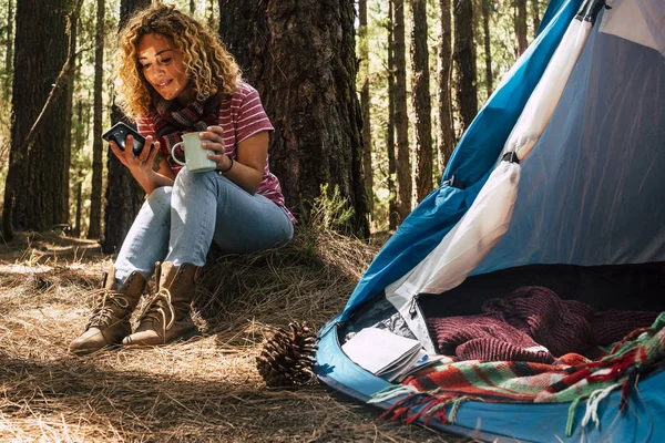 Belle Femme Âge Moyen Assis Sous Pin Dans Forêt Utiliser — Photo