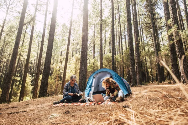 Deux Femmes Camping Gratuit Manger Sandwich Forêt — Photo