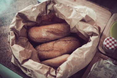 Pastane - ekmek ve çöreğin altın kırsal ekmekleri - açık kağıt torba ekmek - arka plan