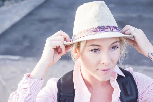 Jovem Loira Viajar Com Mochila Cores Rosa Vintage Para Conceito — Fotografia de Stock