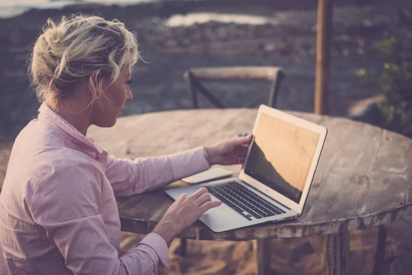 Genç Kadını Dışarıda Oturuyor Dizüstü Bilgisayarla Çalışıyor Alternatif Ofis Yaşam — Stok fotoğraf