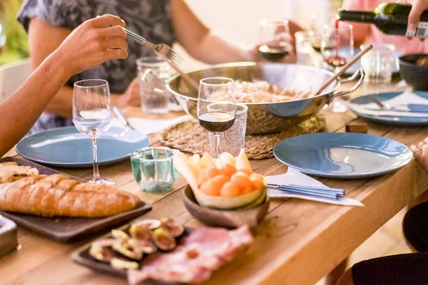 Gruppe Von Freunden Genießen Essen Und Nehmen Von Geschirr — Stockfoto