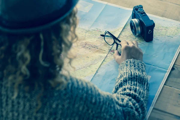 Ricci Bionda Donna Pianificazione Prossima Destinazione Viaggio Sulla Mappa — Foto Stock