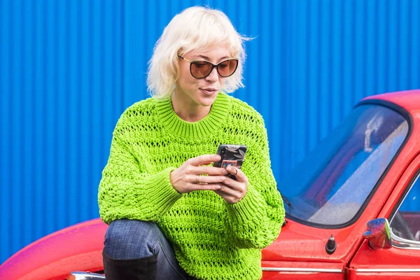 Blonde Schöne Süchtige Mädchen Verwenden Handy Freien Sitzt Auf Einem — Stockfoto