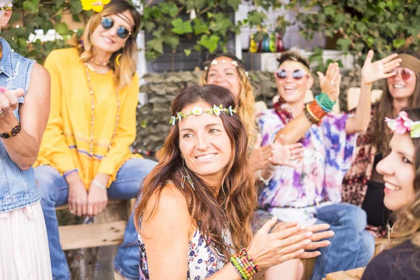 Grupo Mulheres Amigas Diferentes Idades Gerações Divertir Juntos Estilo Hippy — Fotografia de Stock