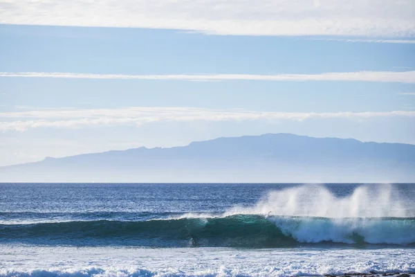 サーファーの大きな美しいブルー ウェーブ 野生の水の動力とテネリフェ島の海 — ストック写真