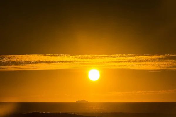 Подорожі Круїзному Човні Відпочинку Концепція Горизонтом Великим Помаранчевим Сонцем Фоні — стокове фото