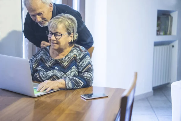 Volwassen Senior Paar Thuis Internet Met Laptop — Stockfoto
