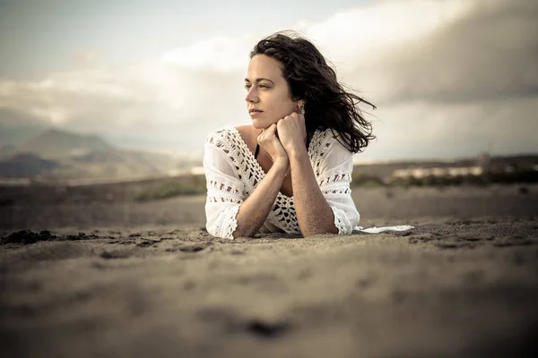 Genç Bir Kadın Gün Batımında Plajda Yatıyor — Stok fotoğraf