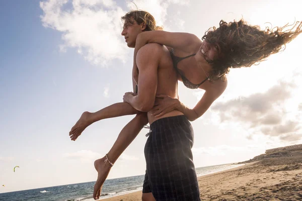 Junges Paar Entspannen Und Genießen Der Küste Urlaub — Stockfoto