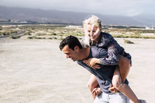 Pareja Pasar Tiempo Juntos Playa Cerca Del Océano — Foto de Stock