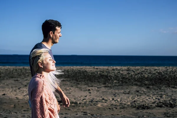 Пара Проводит Время Вместе Пляже Возле Океана — стоковое фото