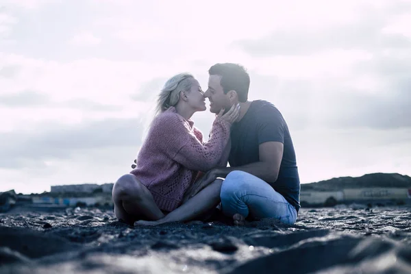 Casal Beijando Praia Perto Oceano — Fotografia de Stock