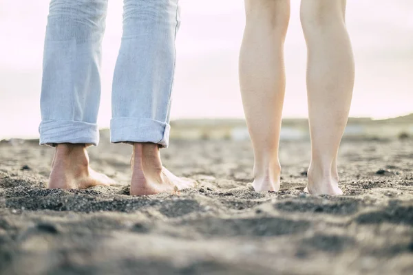 Nohy Muže Žena Stojí Písku Pláži — Stock fotografie