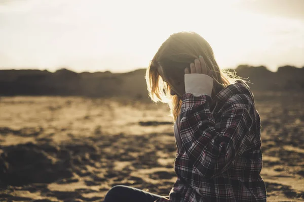 Menina Solitária Triste Sentar Praia Durante Entardecer Pôr Sol — Fotografia de Stock