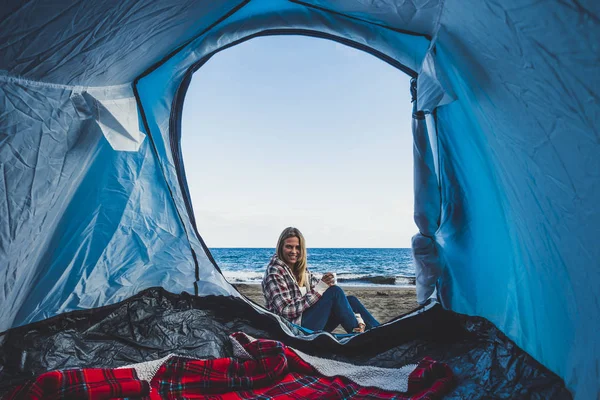 Gyönyörű Vidám Szőke Lány Mosolyog Belülről Egy Sátor Táborozott Strandon — Stock Fotó