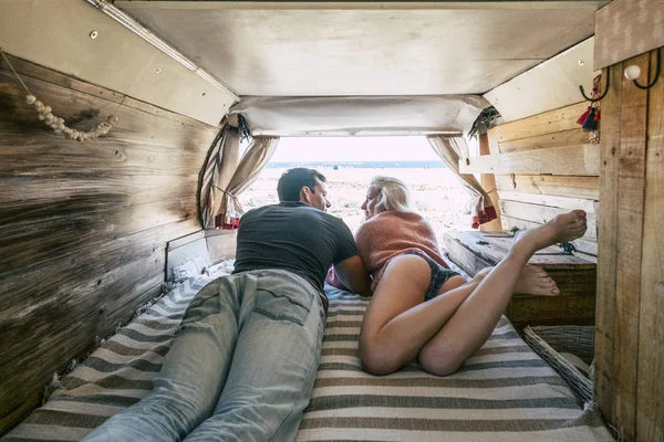 Couple Couché Dans Van Plage Près Océan — Photo