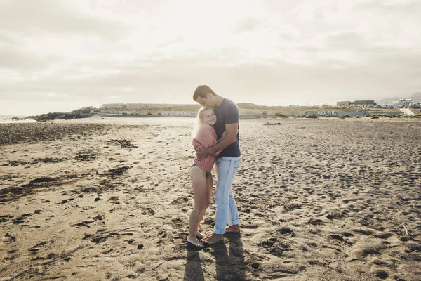 Paar Samen Tijd Doorbrengen Het Strand Buurt Van Oceaan — Stockfoto