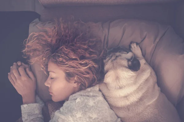 Visão Superior Bela Mulher Dormir Com Seu Melhor Amigo Cão — Fotografia de Stock