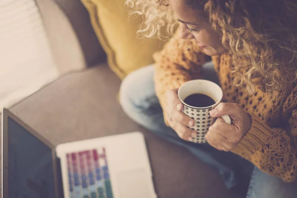 Femeie Păr Creț Ceașcă Cafea Care Lucrează Laptopul Acasă — Fotografie, imagine de stoc