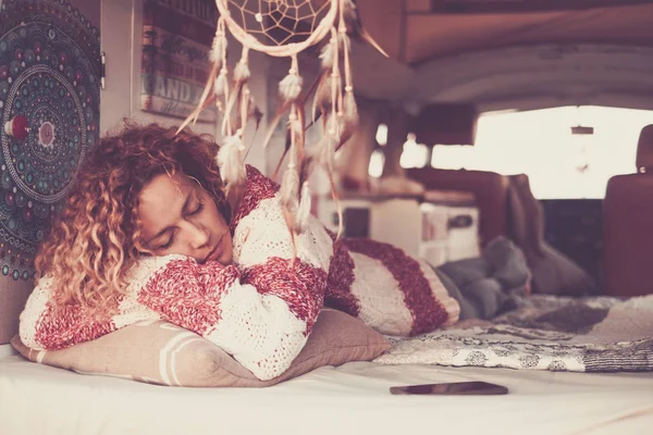 Жінка Кучерявим Волоссям Теплим Светром Спить Мріє Про Домашній Фургон — стокове фото