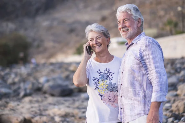 Feliz Pareja Ancianos Con Teléfono Celular Playa Guijarros Durante Día — Foto de Stock