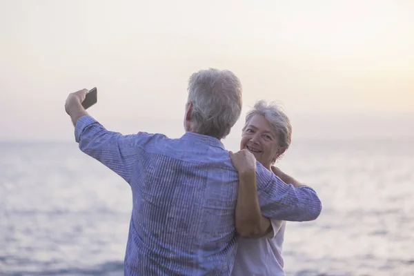 Feliz Viejo Riendo Abrazando Mientras Que Hace Selfie Playa Guijarros — Foto de Stock