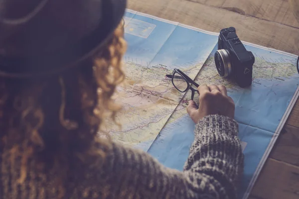 Ricci Bionda Donna Pianificazione Prossima Destinazione Viaggio Sulla Mappa — Foto Stock