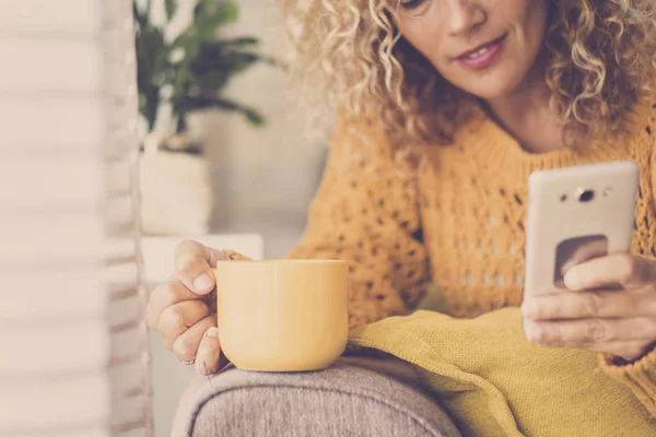 Bonita Rubia Mujer Mediana Edad Casa Que Bebe Café Utiliza —  Fotos de Stock