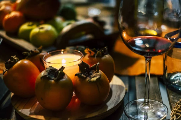 Χειμερινό Στυλ Close Τραπέζι Φρούτα Και Κόκκινο Φλιτζάνι Κρασί — Φωτογραφία Αρχείου