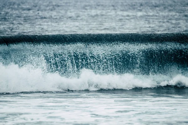 危険な強力な大きな波が海岸線近くはね — ストック写真