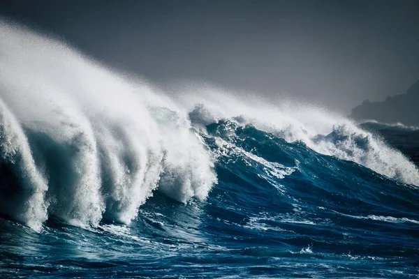 Farlige Kraftige Storbølger Som Plasker Nær Kysten stockfoto