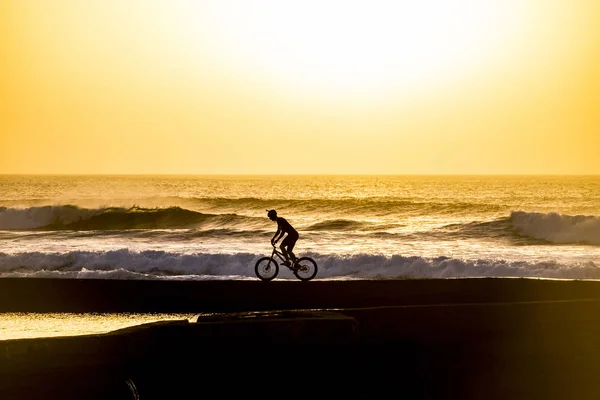 Silhueta Motociclista Montanha Masculino Pôr Sol Mar Com Onda Para — Fotografia de Stock