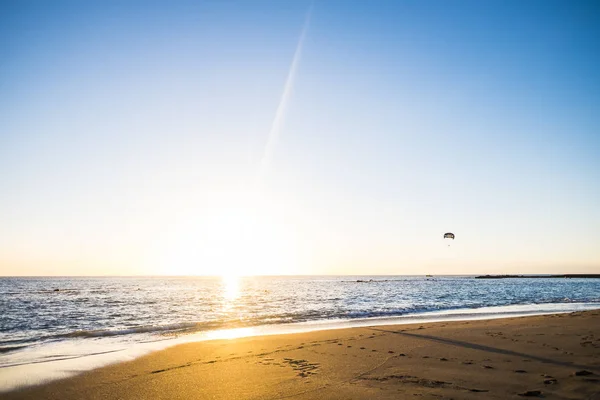 熱帯の島のリゾート地で完璧な休暇のための素晴らしい砂浜の海岸の場所で日没の間に黄金と青の空の色とビーチの風景 — ストック写真