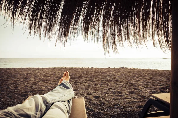 男の足は一人で休憩しながら波風と海とビーチでリラックス — ストック写真
