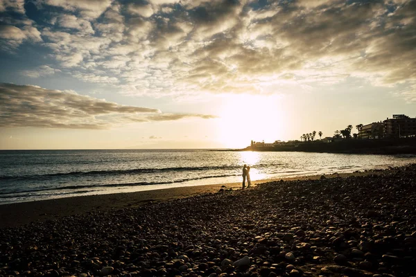 Par Som Kysser Stranden Fantastisk Gyllen Solnedgang – stockfoto