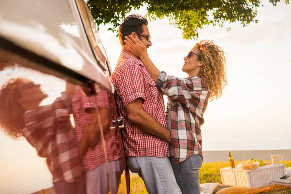 Para Przytulanie Podczas Pikniku Wakacyjnych Podróży Odkryty Pobliżu Old Red — Zdjęcie stockowe