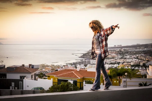 Smiling Woman Walk Balance Beautiful City Coastline Ocean View Sunset — Stock Photo, Image