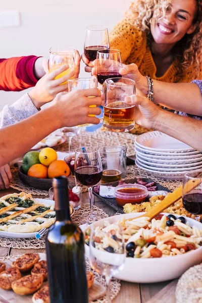 Vriendengroep Toasten Juichen Met Een Glas Wijn Sinaasappelsap Vriendschap — Stockfoto
