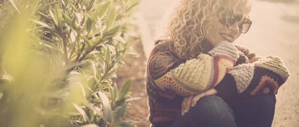 Middelbare Leeftijd Vrouw Genieten Van Zon Buiten — Stockfoto