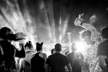 Dj seti ve grubu ile gece açık havada canlı müzik konseri