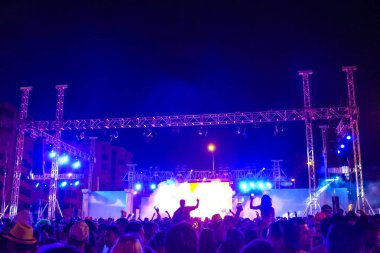 Dj seti ve grubu ile gece açık havada canlı müzik konseri