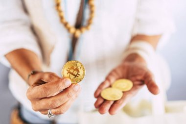 Altın bitcoin jeton yeni modern teknoloji için gösterilen eller 