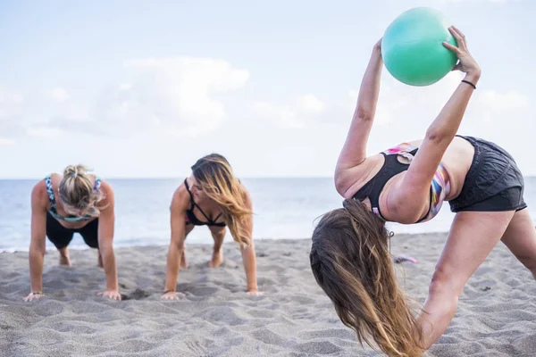 Mladé Ženy Fitness Oblečení Dělá Cvičení Pláži Dne — Stock fotografie