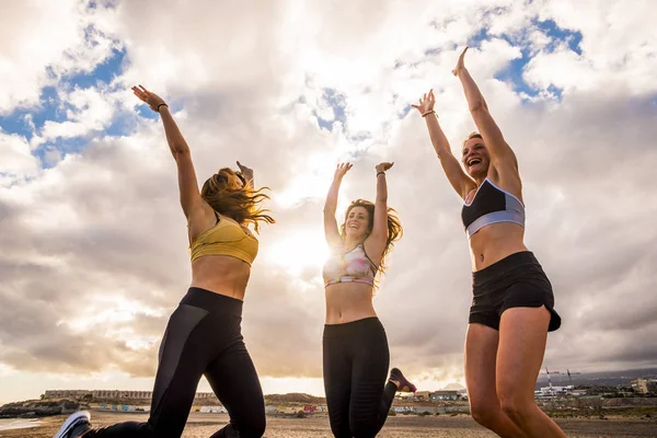 Junge Frauen Fitnesskleidung Machen Tagsüber Strand Übungen — Stockfoto