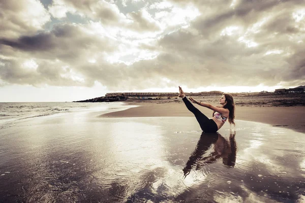 Flicka Som Har Balans Pilates Träning Övning Stranden — Stockfoto