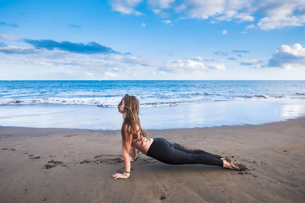 Girl Having Balance Pilates Workout Exercise Beach — Stock Photo, Image