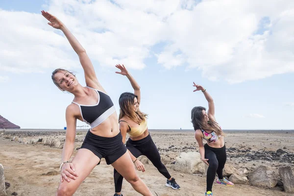 Mladé Ženy Fitness Oblečení Dělá Cvičení Pláži Dne — Stock fotografie