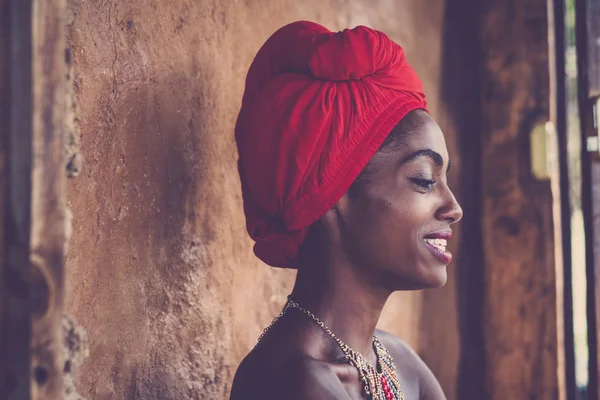 Afrykańskie Piękno Tradycyjne Dziewczyna Uśmiechnięta Patrząc Piękny Portret Dla Pięknej — Zdjęcie stockowe