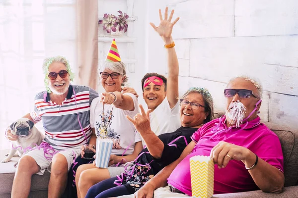 Familie Lachen Plezier Samen Zittend Bank Maskers Met Schattige Mops — Stockfoto